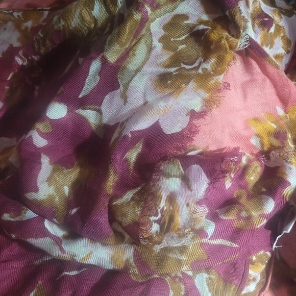 Spectrum Large Ombré Floral Scarf With Slight Fringe Ends Onesize Fits All - Picture 6 of 7